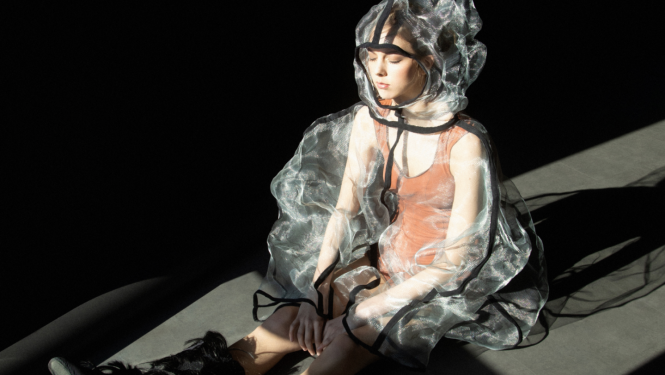 Jaunās modes dizaineres Annijas Pauzeres kolekcijas tērps