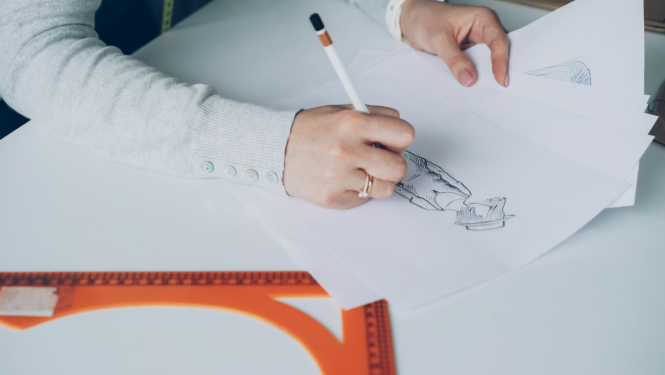 Asociatīvs foto: Apģērbu dizaina skicēšanas process