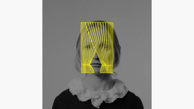 Izrādes vizuālais materiāls - melnbalts sievietes portrets un uzzīmēti aizkari dzeltenā krāsā pāri sievietes sejai