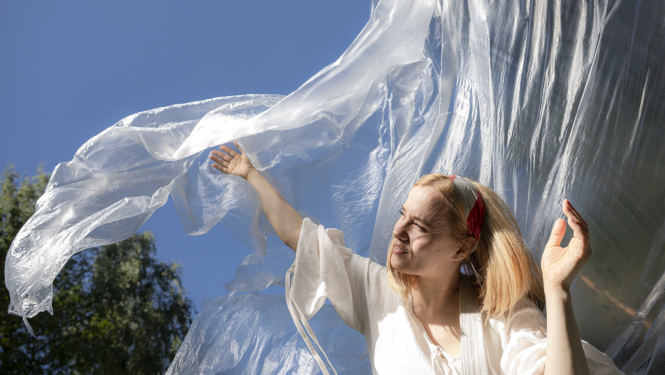 teātra izrādei bērniem “Apciemot lībieti” promo foto, Anneles lomā aktrise Sandija Dovgāne