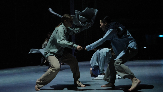 Trīs dejotāji uz skatuves