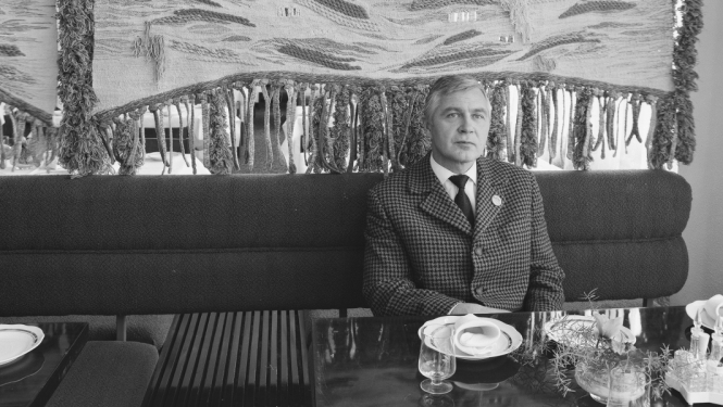 Oļģerts Ostenbergs kafejnīcā “Ļeņingrada”. 1973. Foto: Laimonis Stīpnieks, Latvijas Arhitektūras muzejs