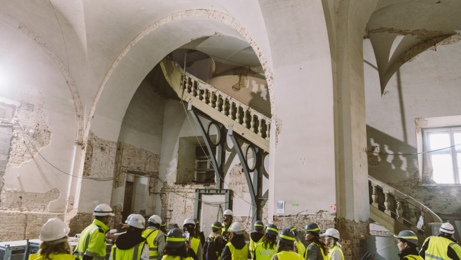 Mākslas muzeja “Arsenāls” vestibils, kurā pabeigti iekštelpu demontāžas darbi