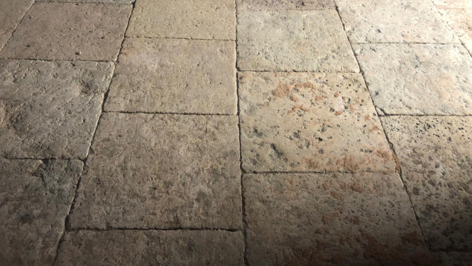 Vēsturiskās kaļķakmens grīdas plāksnes mākslas muzeja “Arsenāls” iekštelpās