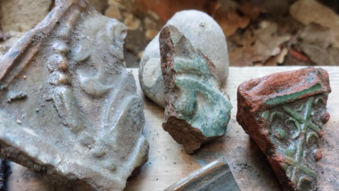 Krāsns podiņu fragmenti