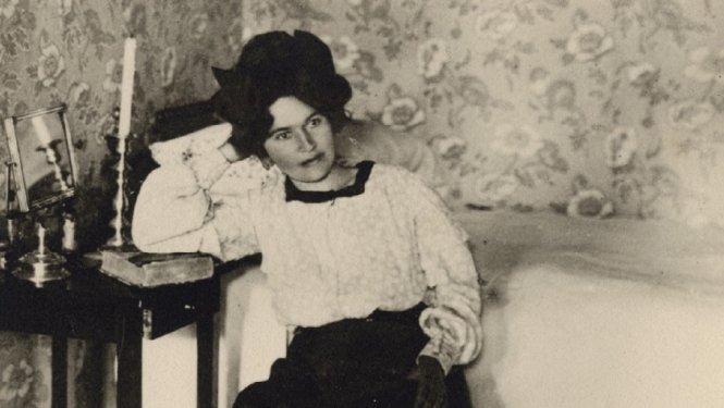 Aspazijas fotoportrets savās mājās