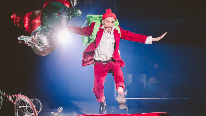 Izrādes "Aukstās ledenes" norises moments ar izrādes māksliniekiem cirka arēnā