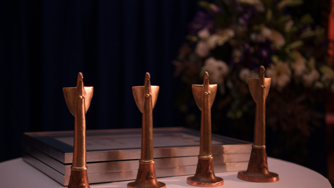 Četras Baltijas Asamblejas balvas statuetes uz galda