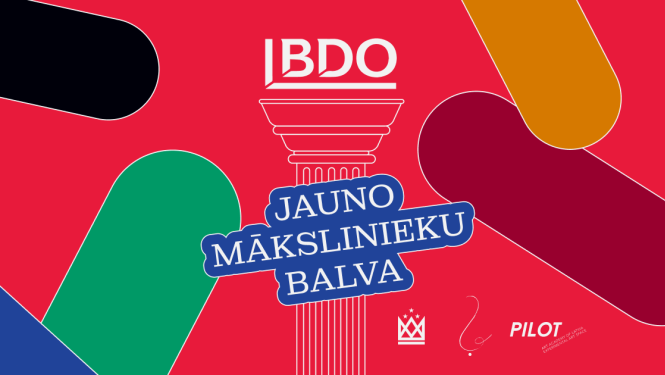 Sarkans grafisks fons ar abstraktām krāsainām formām. Centrā balts BDO logo virs stilizētas kolonnas, uz tās uzraksts "Jauno makslnieku balva".