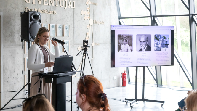 Zane Grudule, Memoriālo muzeju apvienības komunikācijas speciāliste, dalās pieredzē par Raiņa un Aspazijas vasarnīcas programmas “Sajūtu ceļojums”, kas pielāgota cilvēkiem ar redzes traucējumiem, izveidi un īstenošanas gaitu