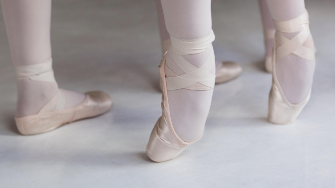Baletdejotāju kājas ar baleta kurpēm
