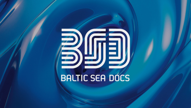 Uz plūstoša, zila fona Baltijas jūras dokumentālo filmu foruma logo: "BSD / BALTIC SEA DOCS"