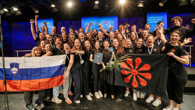 Starptautiskā Baltijas jūras koru konkursa 1. vietas un Grand Prix ieguvēji - Ļubļanas Universitātes Akadēmiskais koris Tone Tomšič no Slovēnijas un kora diriģente Rahela Durič