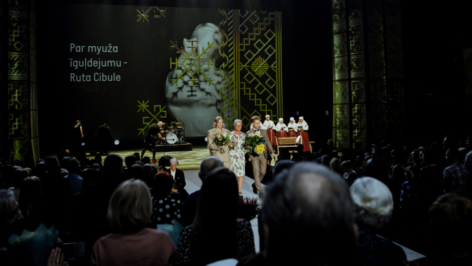 Balvu par mūža ieguldījumu latgaliešu kultūras attīstībā saņem Ruta Cibule