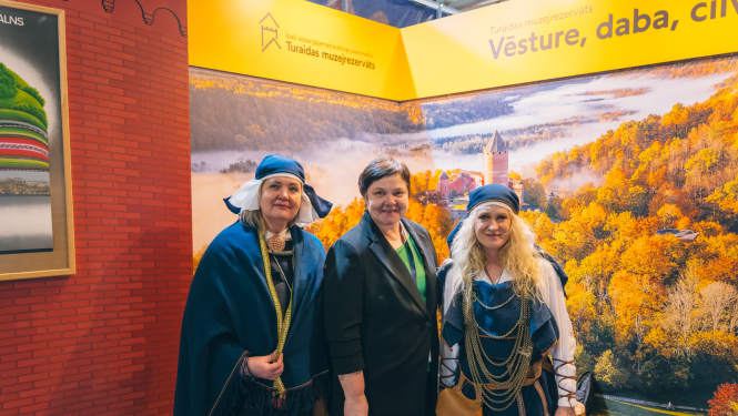 Turaidas muzejrezervāta direktore Jolanta Borīte ar kolēģēm lībiešu tērpos tūrisma izstādes “Balttour 2026” stendā 