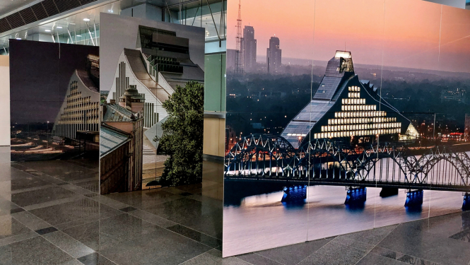 Izstāde “Birkerts. Bibliotēkas. Gaisma.”, attēlā LNB ēkas fotogrāfija