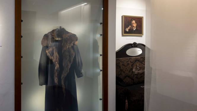 Ekspozīcija ar rakstnieka Blaumaņa portretu un mēteli