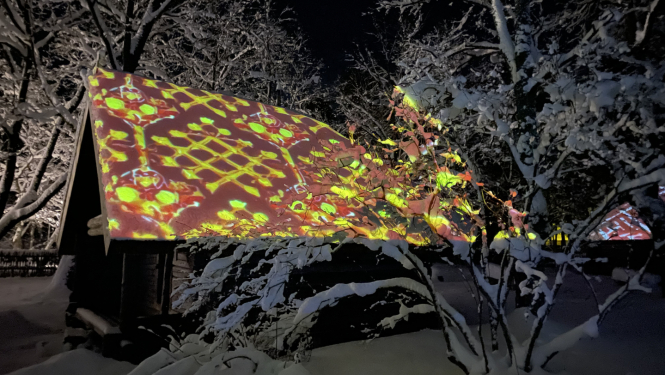 Izgaismiota ēka tumšajā diennakts laikā Latvijas Etnogrāfiskajā brīvdabas muzejā