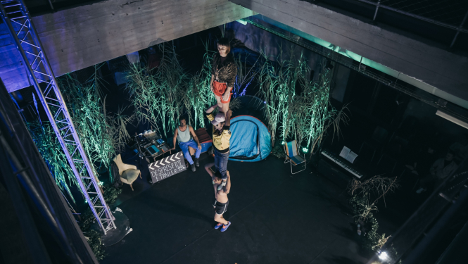 Katalonijas cirka apvienība PSiRC, izpildot akrobātisku triku