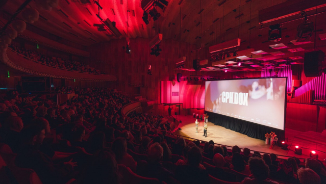 Kinozāle Kopenhāgenā, uz lielā ekrāna CPH:DOX afiša