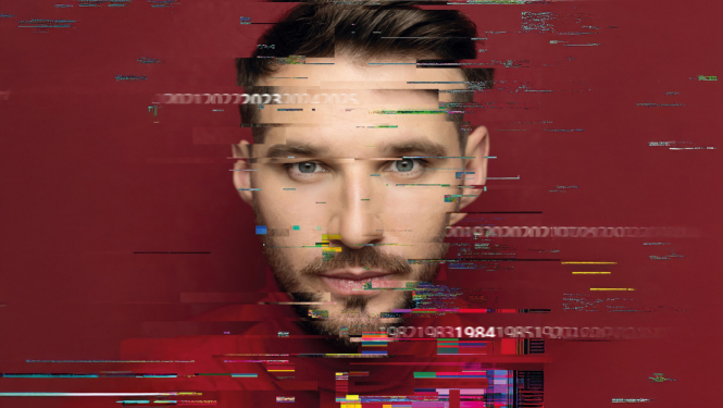 Izrādes afiša - cilvēka portrets ar dažādām saraustītām teksta un datu informācijas rindiņām, kas šķērso portretu