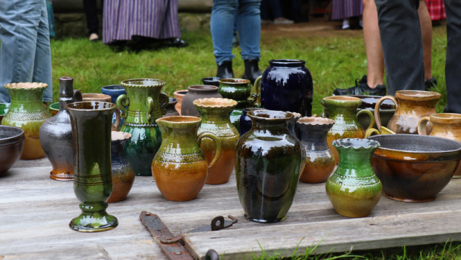 Svaigi apdedzināti, glazēti māla trauki izstādīti brīvā dabā