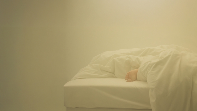 Neapsegti cilvēka pēdas pirkstu gali gultā