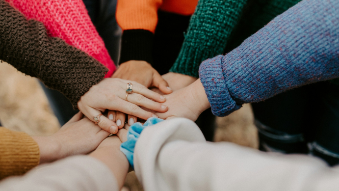 Kopā saliktas dažādu cilvēku rokas