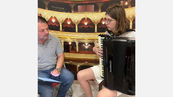 Liepājas Mūzikas, mākslas un dizaina vidusskolas akordeona izglītības programmas audzēknis Deniss Liekne meistarklasē pie pasaulē atzītā mūziķa Mirko Patarini 