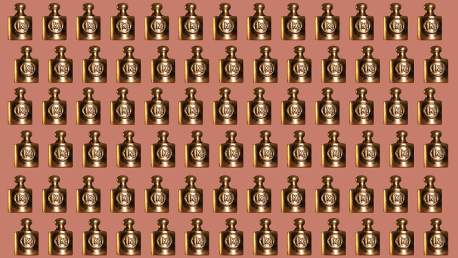 Daudzi kilograma atsvari sakārtoti ritmiskā kārtībā rindās