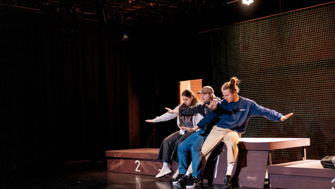 Trīs aktieri uz skatuves