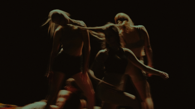 Dejotaji uz skatuves