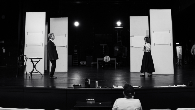 2 aktieri uz skatuves izrādes mēģinājuma laikā