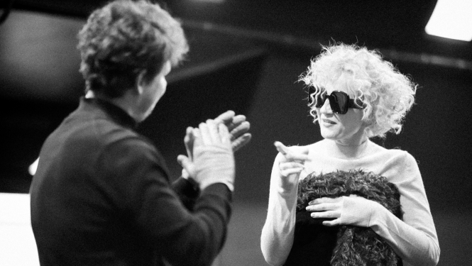 Divi aktieri uz skatuves