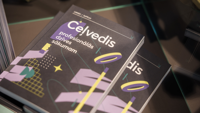 Uz galda divas grāmatas "Ceļvedis profesionālās dzīves sākumam"