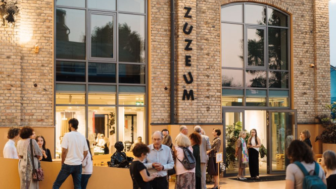 Kamermūzikas vakaru apmeklētāji pie mākslas centra “Zuzeum” ieejas