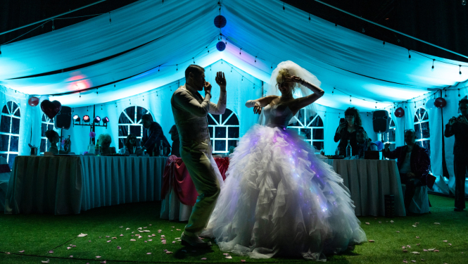 Izrādes “Bolderāja” publicitātes attēls - aktieri uz skatuves, centrā jaunlaulātie dejo