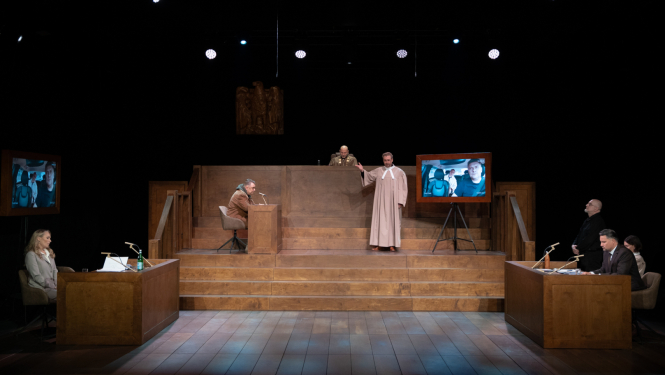 Iestudējums “Viņš teica, viņa teica” - aktieri uz skatuves