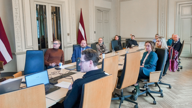 Darba grupas sanāksme un tās dalībnieki pie galda KM Lielajā zālē