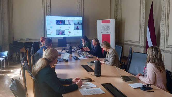 Starpnozaru darba grupas sanāksmes dalībnieki pie galda KM Lielajā zālē