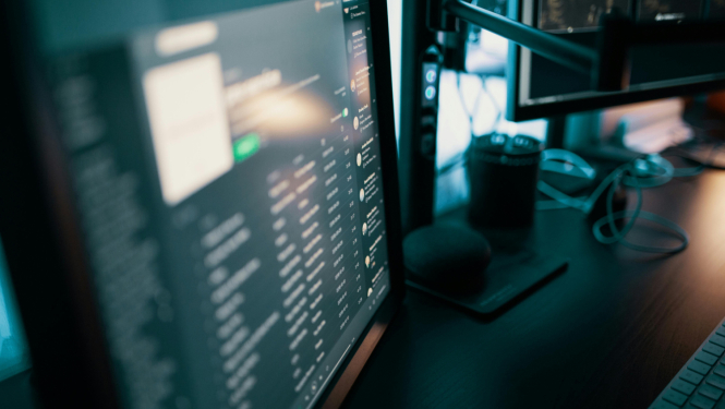 Vairāki datora ekrāni ar tajos redzamu sistēmu darbības atveidi