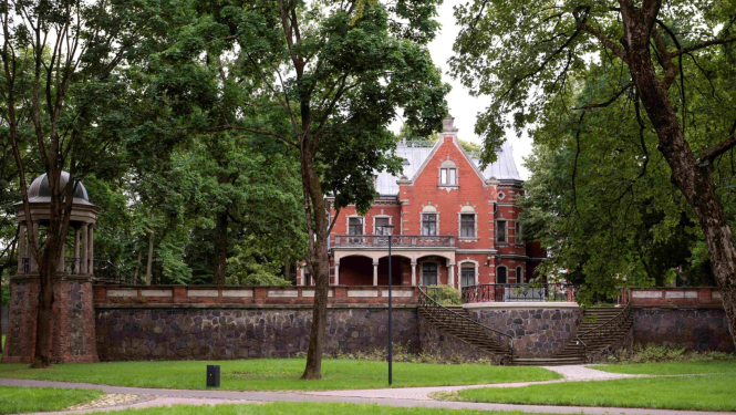 Latvijas Nacionālā vēstures muzeja filiāle - Dauderi. Muzeja ēka parkā.