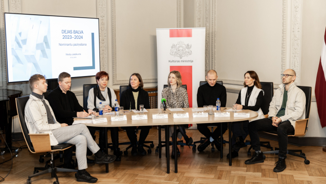 Dejas balvas preses konference - žūrijas pārstāvji un kultūras ministre sēž pie galda