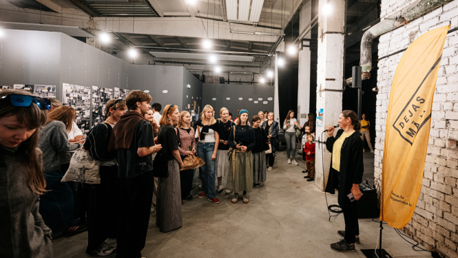 Laikmetīgās mākslas telpā KURTUVE (Valmiera) tiek svinīgi atklāta Dejas māja - attēlā pasākuma apmeklētāju pūlis