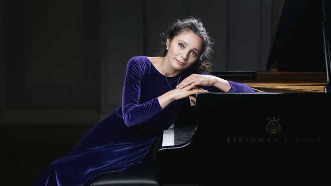 Pianiste Diāna Zandberga pie klavierēm