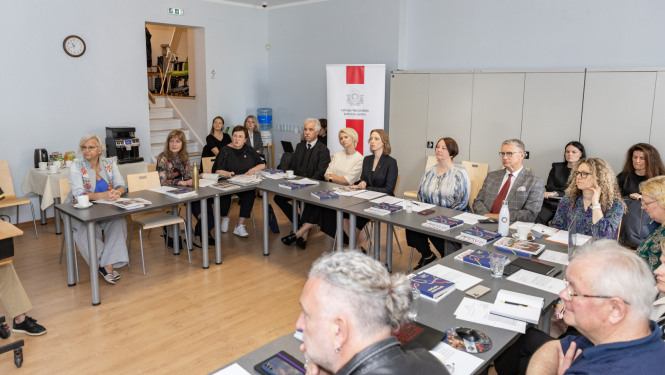 Dziesmu un deju svētku padomes sēdes dalībnieki LNKC sanāksmju telpā