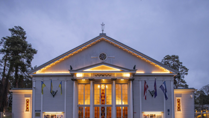 Dzintaru koncertzāles fasāde vakara apgaismojumā