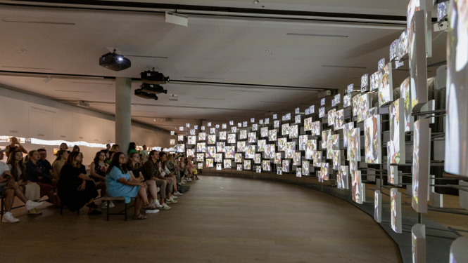 Ekspozīcija "Dziesmu svētku telpa" un skatītāji