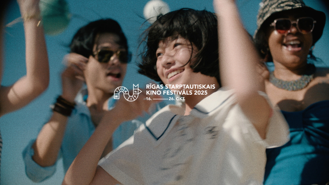 Filmas kadrs ar dejojošiem jauniešiem un festivāla Riga Iff logotips