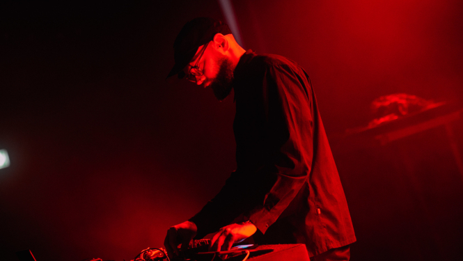 Latvijas elektroniskās mūzikas mākslinieks "EIII" uz skatuves